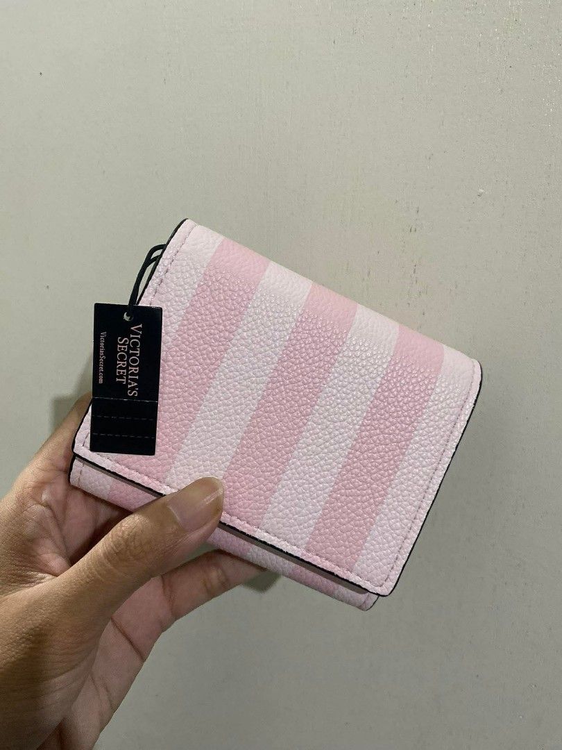 Victoria Secret Trifold Wallet (Category: Wallets & Card holders) located in Bulacan. Submitted by finefindstuffbykdc_ (Listing ID 1466746128, Image 1). Description: .