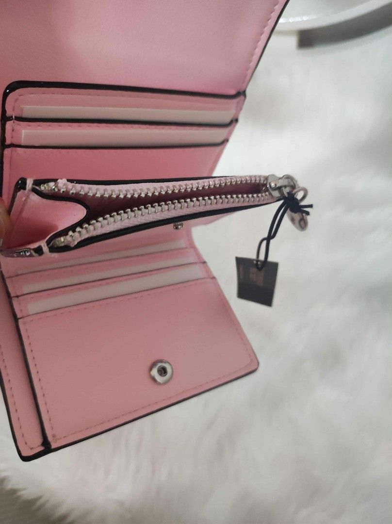 Victoria Secret Trifold Wallet (Category: Wallets & Card holders) located in Bulacan. Submitted by finefindstuffbykdc_ (Listing ID 1466746128, Image 3). Description: .