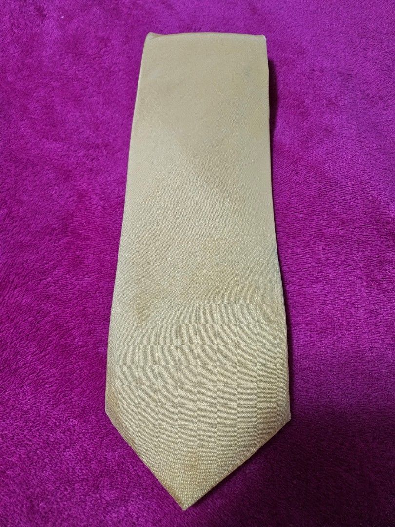 Vinci Hand Made Yellow Gold Necktie (Category: Ties) located in Caloocan City. Submitted by rm.diaz (Listing ID 1466741832, Image 1). Description: - Brand: Vincci - Color: Solid yellow gold with dark blue reverse lining - Construction: Hand-made with firm tag near the tail - Condition: Clean fabric throughout - Width: Standard blade width - Versatility: Easy to match with business and formal outfits, ideal for work or special events.