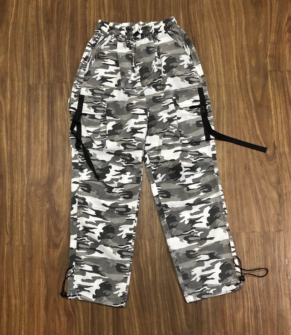 Vintage 90s Camo Cargo Pants (Category: Joggers) located in Manila. Submitted by picklerick_collects (Listing ID 1466771526, Image 1). Description: .