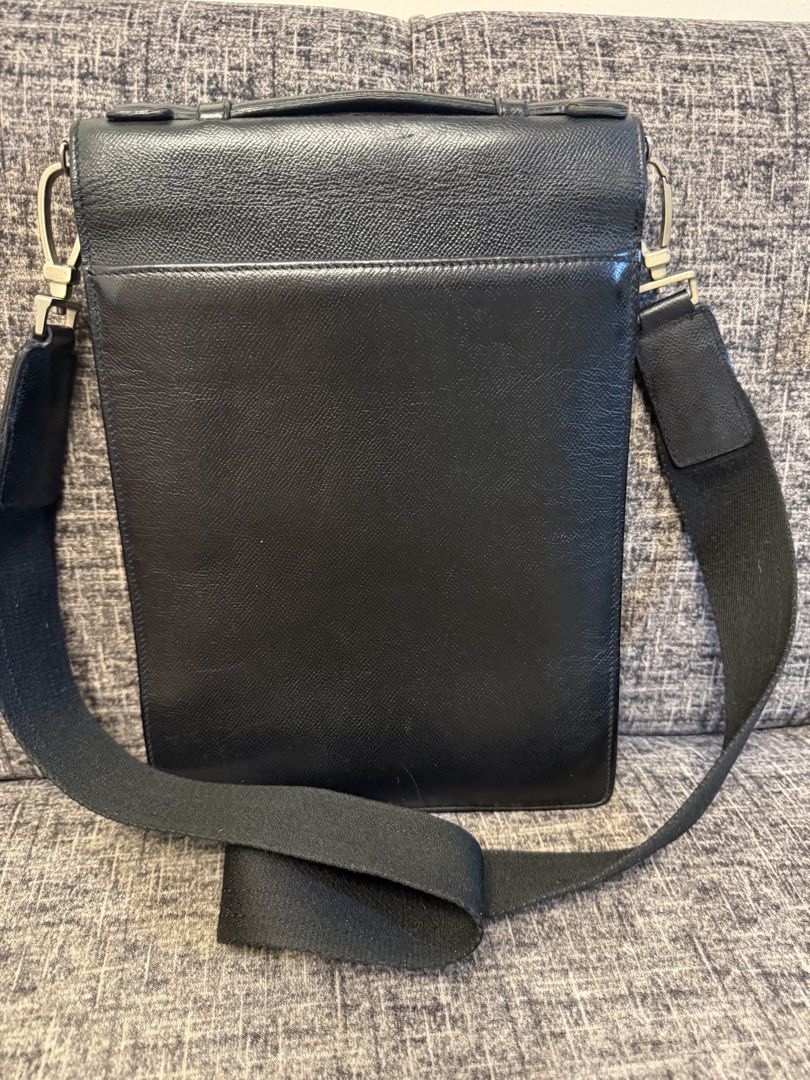 VINTAGE BALLY DOCUMENT BAG 10x14 inches (Category: Cross-body Bags) located in Manila. Submitted by jaylo06 (Listing ID 1466589232, Image 2). Description: Minimal rubs sa gilid and mabigat hehe sobrang ganda ng leather naka bally lahat ng hardwares naka leather plate may code or serial letter perfect for documents po sa may gusto pm lang po thanks.