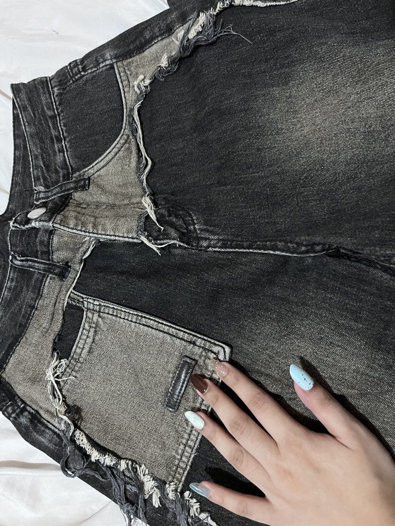 Vintage Black Denim Wideleg Pants (Category: Jeans) located in Subic. Submitted by cyrelll (Listing ID 1466646232, Image 3). Description: SIZE: 25-26 inches.