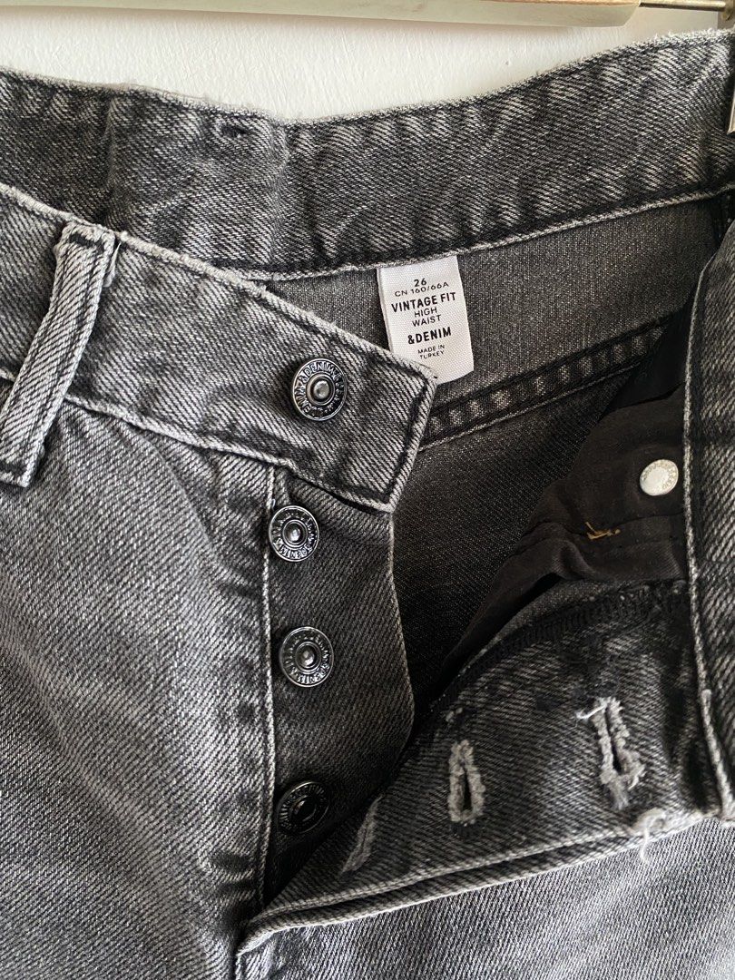 Vintage fit (Category: Jeans) located in Ilagan. Submitted by dontmakemebooyou (Listing ID 1466714117, Image 3). Description: 25-26.