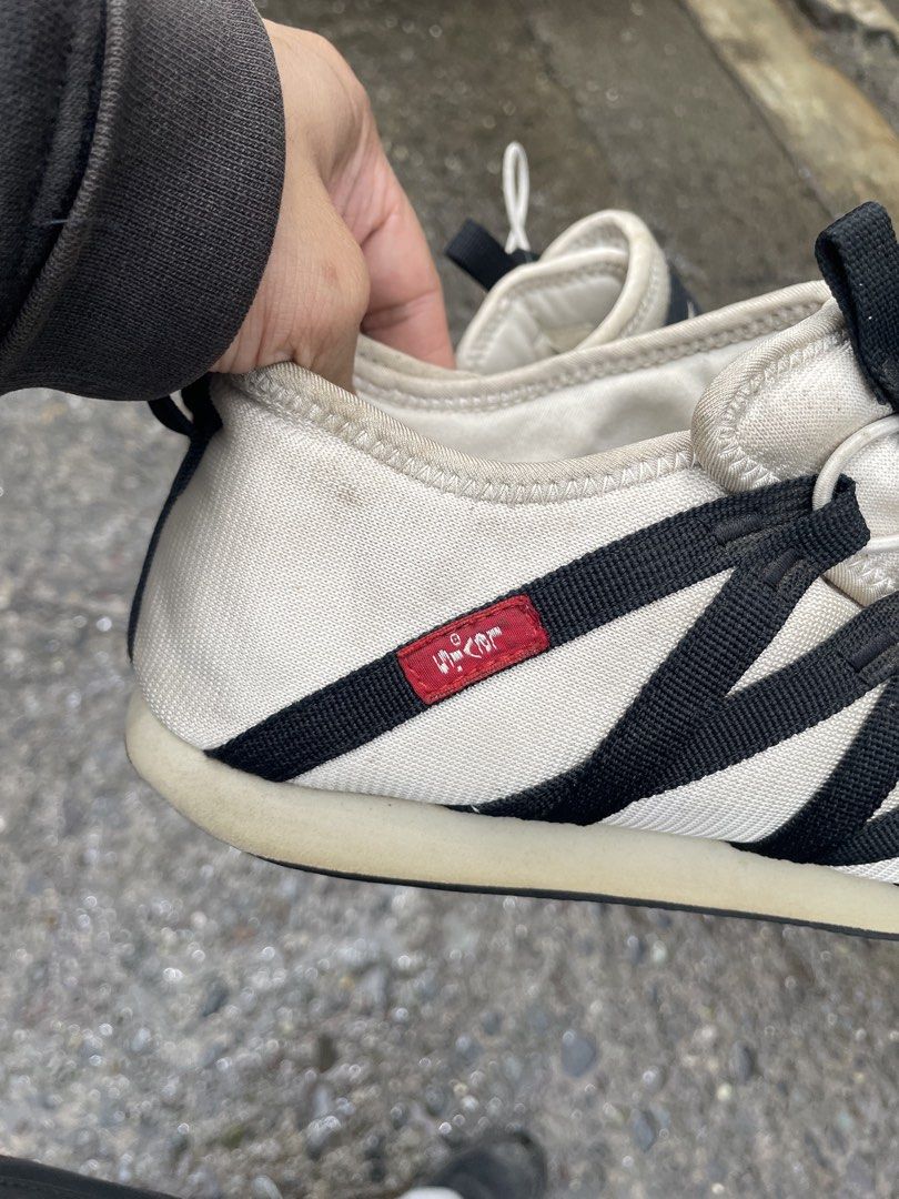 Vintage Levi’s Webbed Toggle Sneakers (Category: Sneakers) located in Malaybalay. Submitted by mo0rph (Listing ID 1466570346, Image 3). Description: Size 10.5 Add sf 240 Via jnt with box Mindanao Maribank transfer .