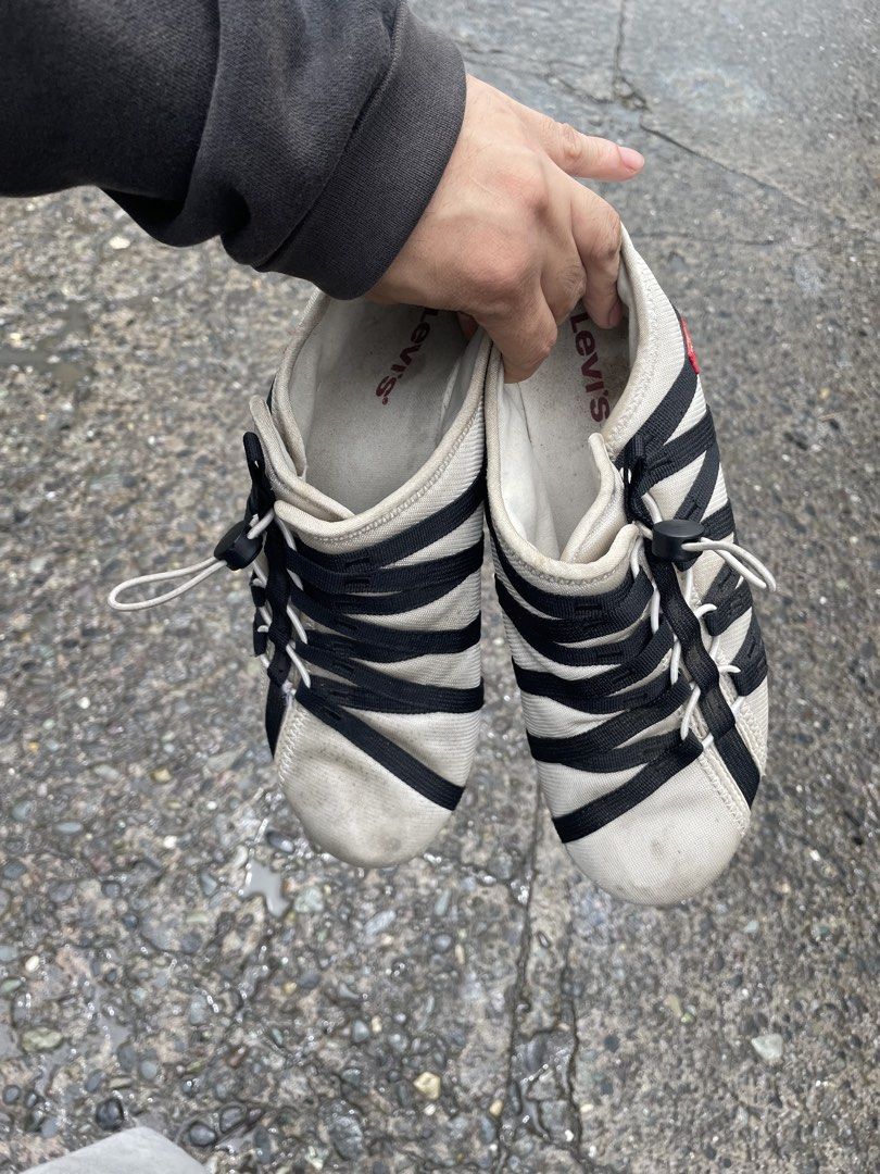 Vintage Levi’s Webbed Toggle Sneakers (Category: Sneakers) located in Malaybalay. Submitted by mo0rph (Listing ID 1466570346, Image 1). Description: Size 10.5 Add sf 240 Via jnt with box Mindanao Maribank transfer .