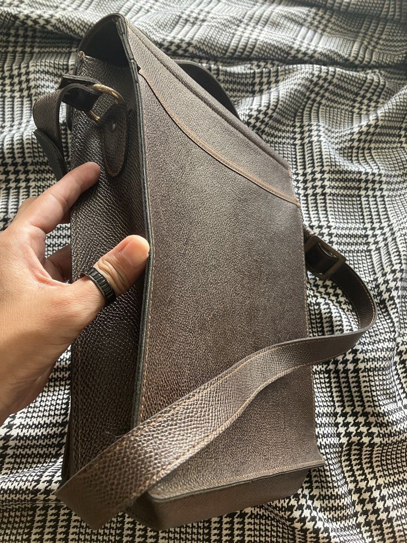Vintage messenger leather bag (Category: Sling Bags) located in Angeles City. Submitted by jnwsurplus (Listing ID 1466751727, Image 3). Description: No key Pero na oopen Plsss see pictures .