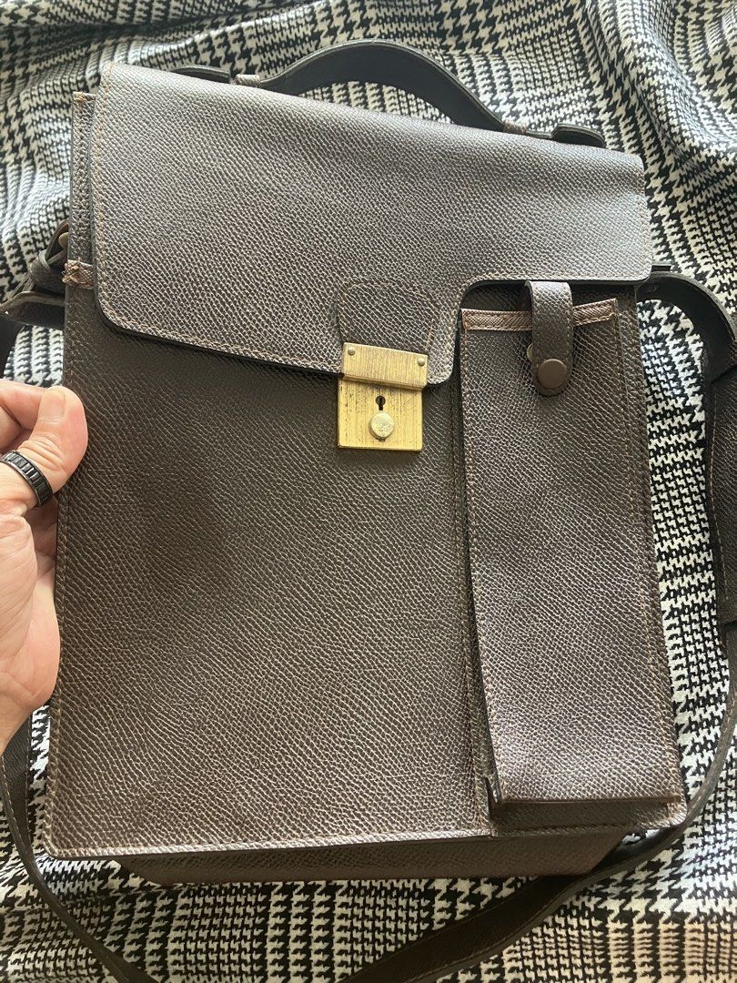 Vintage messenger leather bag (Category: Sling Bags) located in Angeles City. Submitted by jnwsurplus (Listing ID 1466751727, Image 2). Description: No key Pero na oopen Plsss see pictures .