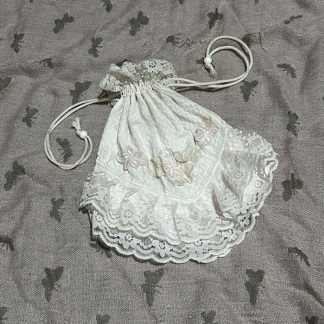 Vintage Pink Lace Drawstring Pouch with Flowers (Category: Purses & Pouches) located in Dagupan City. Submitted by matchaisinlove (Listing ID 1466746583, Image 1). Description: ‎╭──────────˙ . ꒷ 🍵 . 𖦹˙─╮ MINE:₱99+sf (first to pay) ‎╰─˙ . ꒷ 🍵 . 𖦹˙──────────╯ - pink color brand: n flaw: need wash only size: check pic 𝓶𝓸𝓭: 𝙹𝙽𝚃 𝓶𝓸𝓹: 𝚐𝚌𝚊𝚜𝚑 — Read my RULES! — thrifted so pls do manage your expectations. ❗no return & cancellation. 🌷fe