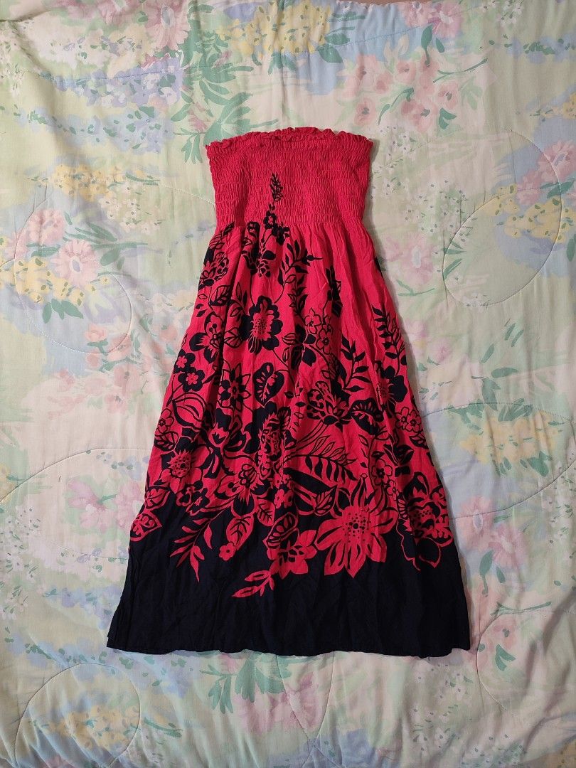 vintage style dresses bundle - 9 items (Category: Dresses) located in Jaen. Submitted by roxantiago (Listing ID 1466742726, Image 3). Description: - Design: Black and pink polka dot pattern with a chic halter neckline - Fit: Flowy skirt with great movement, featuring dark straps looping around the back - Versatility: Ideal for warm weather, casual outings, or beach days - Styling Tip: Looks great paired with simple sandals or boots - Condition: E