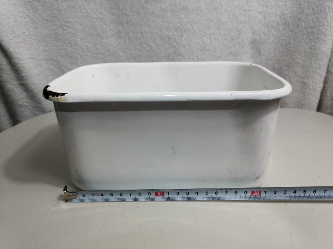 Vintage White Enamel Rectangular Basin Container Bowl (Category: Dinnerware & Cutlery) located in San Leonardo. Submitted by burgossanleonardo.12345 (Listing ID 1466693204, Image 1). Description: - Vintage white enamel rectangular container with rounded corners - Dimensions: approximately 20 cm in length - Sturdy and solid heavy metal base underneath - Features authentic rustic wear with minor chipping and rust around one corner rim - Versatile u