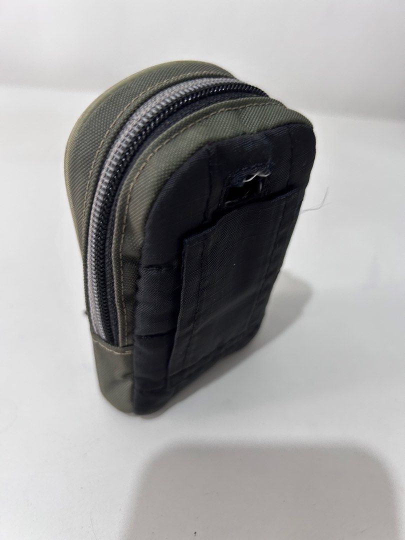 Vintage/Y2K-era Samsonite utility or compact digital camera pouch (Category: Camera Bags & Carriers) located in Cainta. Submitted by mimidiva (Listing ID 1466704778, Image 2). Description: Vintage/Y2K-era Samsonite utility or compact digital camera pouch * small padded camera pouch * vintage item. discontinued and no longer sold brand-new * needs cleaning due to prolonged storage Cainta Location.