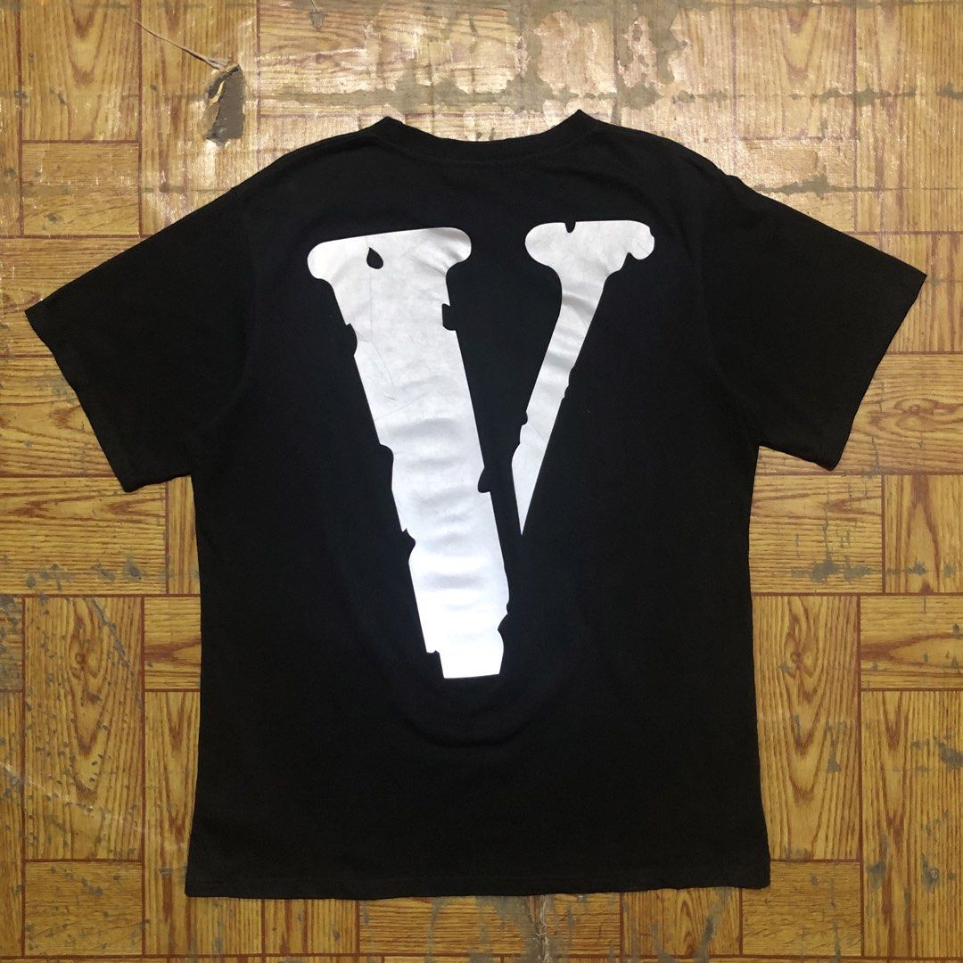 VLONE REFLECTORIZE LOGO TEE (Category: Tshirts & Polo Shirts ) located in Dasmarinas. Submitted by corenyxmessy_3rd_account (Listing ID 1466742766, Image 2). Description: width - 22 length - 28.