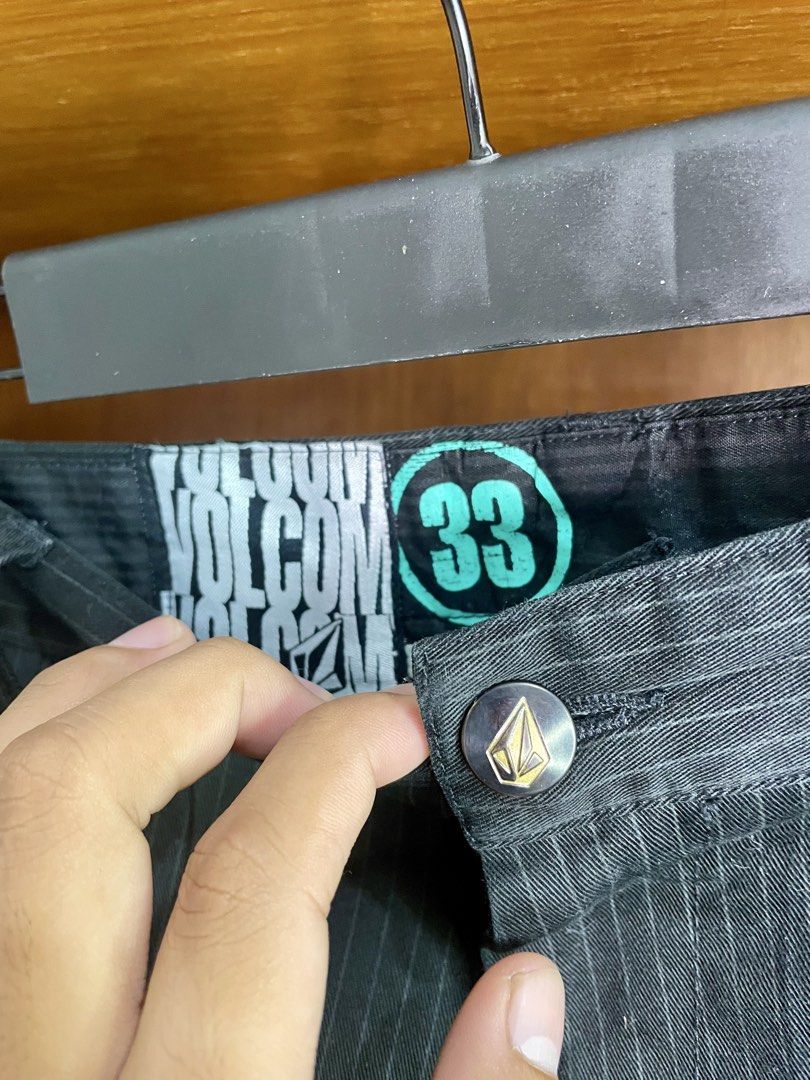 VOLCOM (Category: Shorts) located in Davao. Submitted by the_rare_hustla (Listing ID 1466582145, Image 3). Description: VOLCOM Issue None Need Wash Only Color rate 10/10 Width - 36 Length - 23 Size 33 on tag Dm If Interested!.