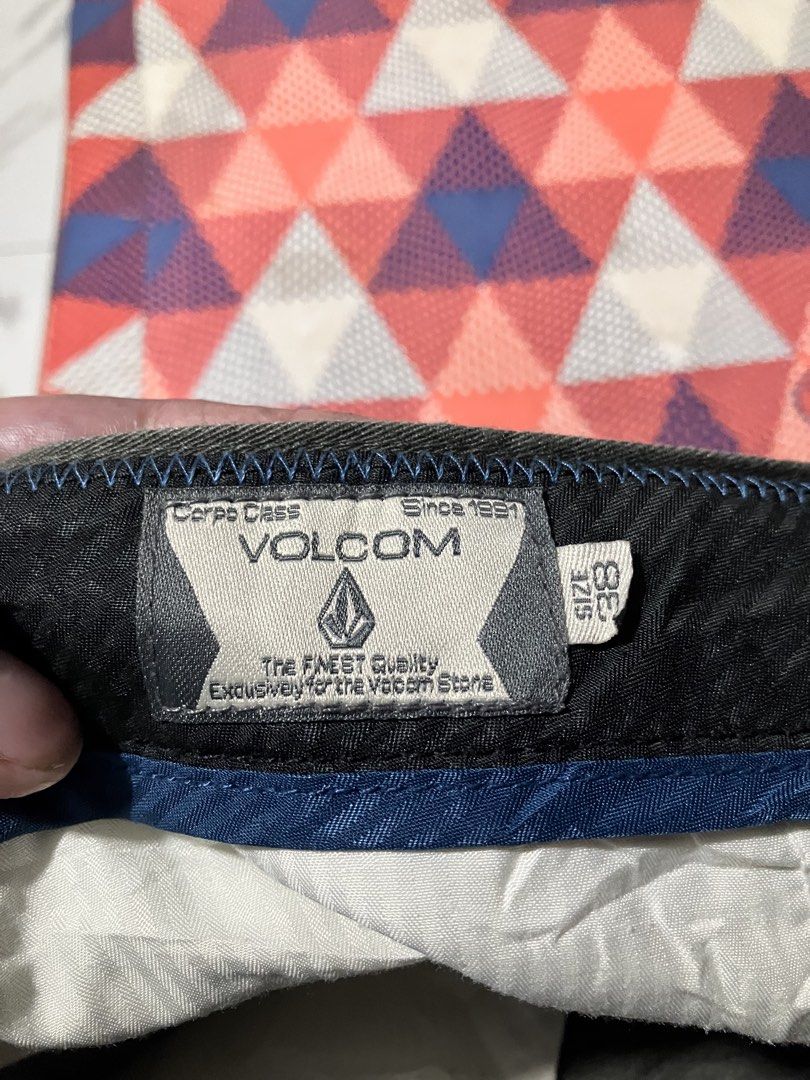 VOLCOM MEN'S CHINO WALK SHORTS (Category: Shorts) located in General Mariano Alvarez. Submitted by adonid (Listing ID 1466623069, Image 3). Description: VOLCOM MEN'S CHINO WALK SHORTS GOOD CONDITION NORMAL SIGN OF USAGE ONLY L23 W40.