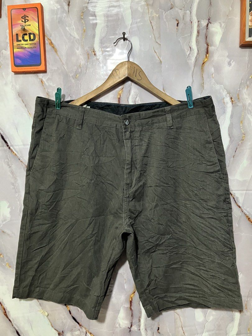 VOLCOM MEN'S CHINO WALK SHORTS (Category: Shorts) located in General Mariano Alvarez. Submitted by adonid (Listing ID 1466623069, Image 1). Description: VOLCOM MEN'S CHINO WALK SHORTS GOOD CONDITION NORMAL SIGN OF USAGE ONLY L23 W40.