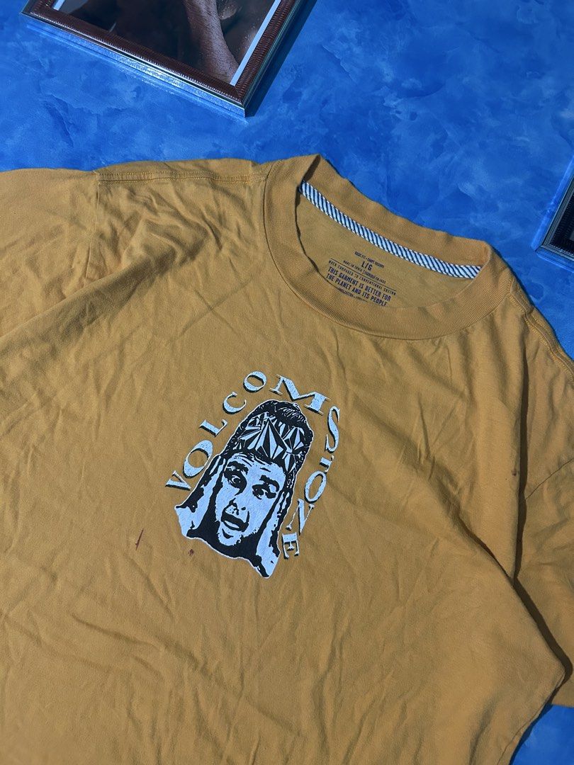 Volcom Stone Yellow Graphic Tee Size L (Category: Tshirts & Polo Shirts ) located in Bais. Submitted by juans_thrift (Listing ID 1466571216, Image 2). Description: Volcom Stone Price: 150💸 📌Dimes: 24 x 29.5 📌Size: Xl 📌Condition: 9.5 📌Colorate: 9.5 📌Issue: Small stains.