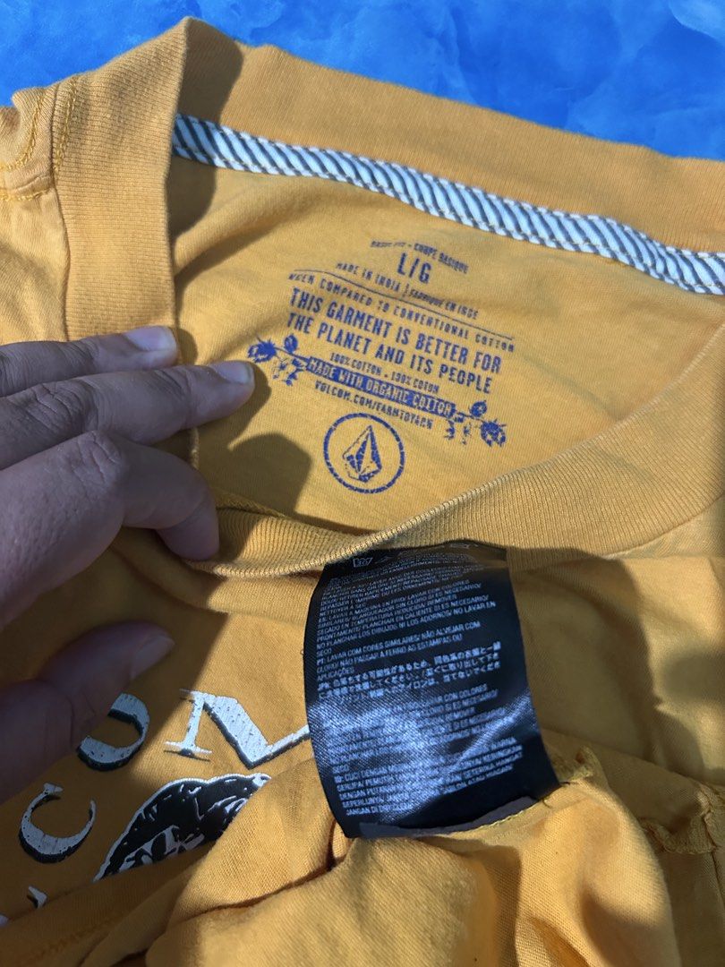 Volcom Stone Yellow Graphic Tee Size L (Category: Tshirts & Polo Shirts ) located in Bais. Submitted by juans_thrift (Listing ID 1466571216, Image 3). Description: Volcom Stone Price: 150💸 📌Dimes: 24 x 29.5 📌Size: Xl 📌Condition: 9.5 📌Colorate: 9.5 📌Issue: Small stains.