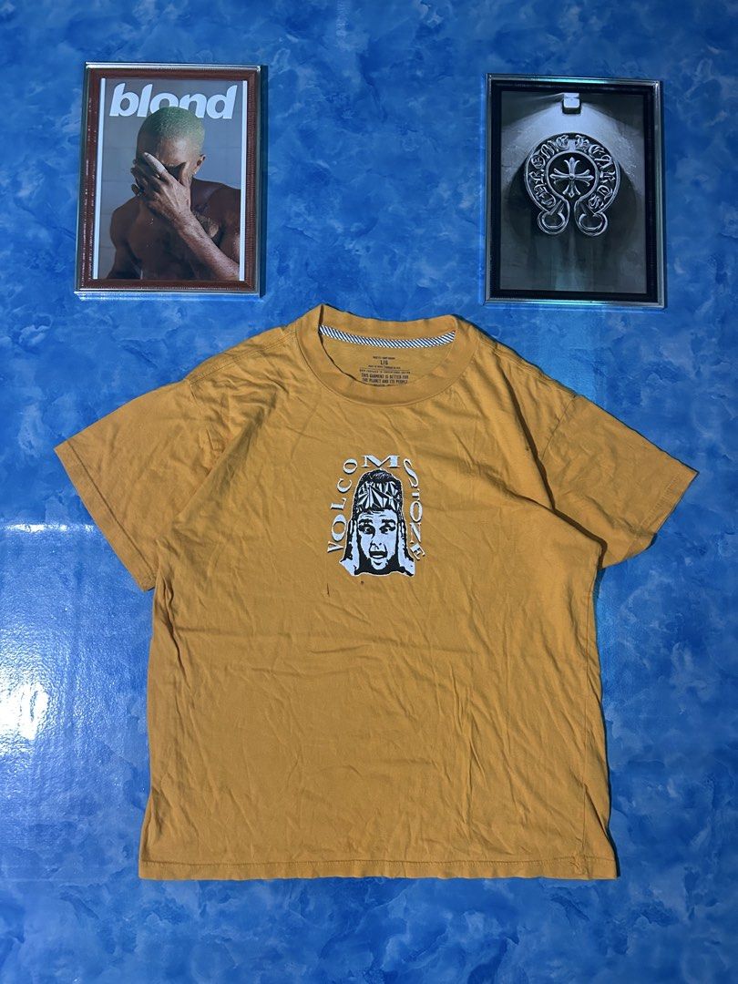 Volcom Stone Yellow Graphic Tee Size L (Category: Tshirts & Polo Shirts ) located in Bais. Submitted by juans_thrift (Listing ID 1466571216, Image 1). Description: Volcom Stone Price: 150💸 📌Dimes: 24 x 29.5 📌Size: Xl 📌Condition: 9.5 📌Colorate: 9.5 📌Issue: Small stains.
