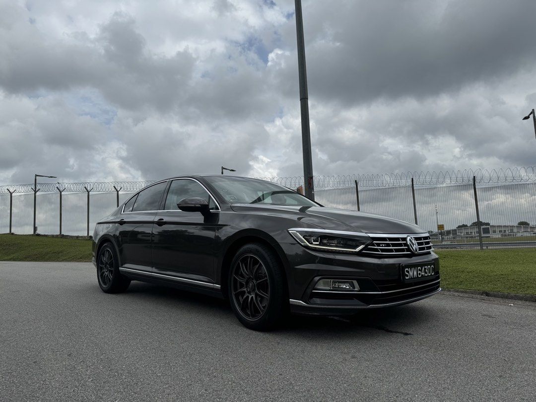 Volkswagen Passat 1.8 TSI Highline (A) (Category: Used Cars) located in Singapore. Submitted by minty222 (Listing ID 1466715779, Image 1). Description: Volkswagen Passat luxury sedan registered July 2018. Powered by a 1.8L engine paired with a 7-speed DSG automatic transmission. Output rated at 177 bhp. Includes 2 previous owners, keyless entry and start, electric brake, sports rims, and electric leather seats. Engine capacity is 1798 cc with a c