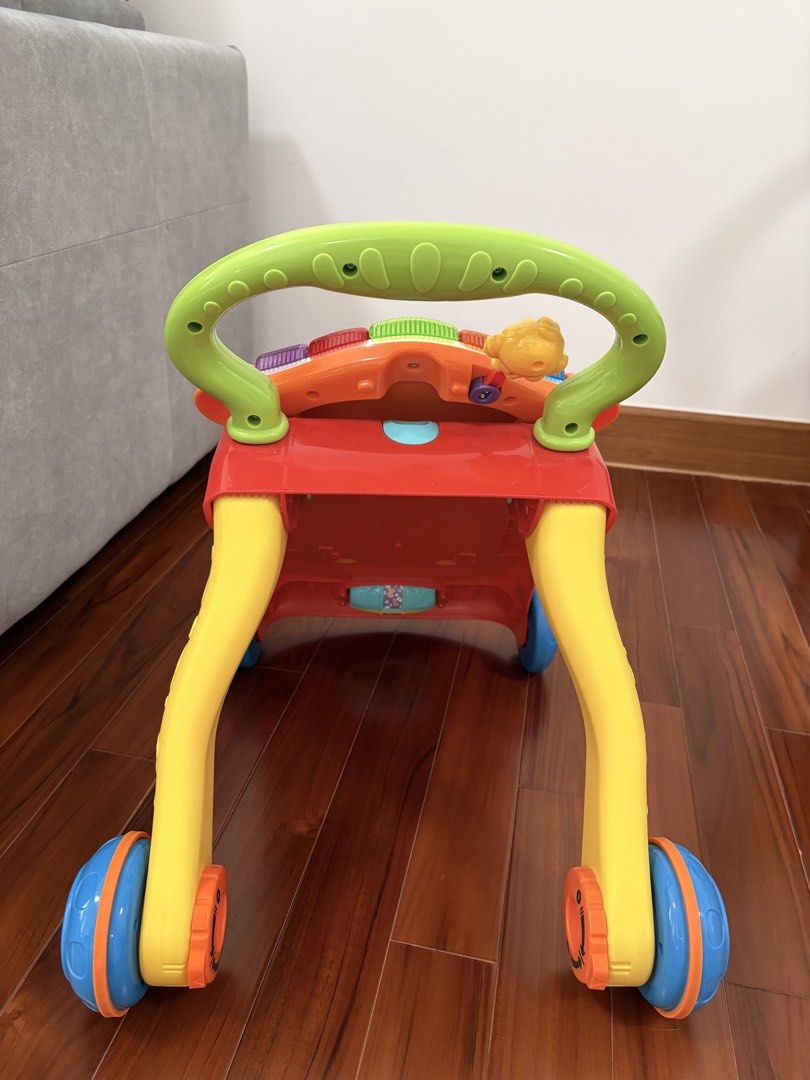Vtech 嬰幼兒學行車 （分類：嬰兒玩具）位於 Hong Kong。 由 iiiuuu.lau 提交（商品編號 1466625945，圖片 3）。簡介： 小朋友用咗一個星期就學識行，整體新淨。 VTech 嬰幼兒學行車，色彩繽紛。有音樂琴鍵、形狀配對、齒輪同埋電話仔玩，小朋友可以坐喺度玩又得，企喺度學行又得。面板可以拆出嚟玩。 何文田MTR/紅磡商場交收。