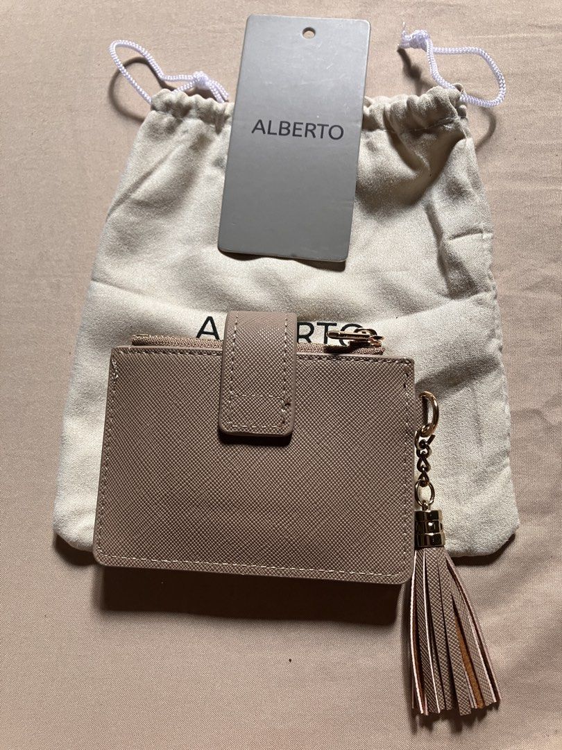 Wallet (Category: Wallets & Card holders) located in Amadeo. Submitted by quickphoenix.021 (Listing ID 1466674808, Image 3). Description: Brand new, never used. Sayang lang kasi hindi nagamit. 😊 Na open lang yung packaging. PM sa interested. 📩.