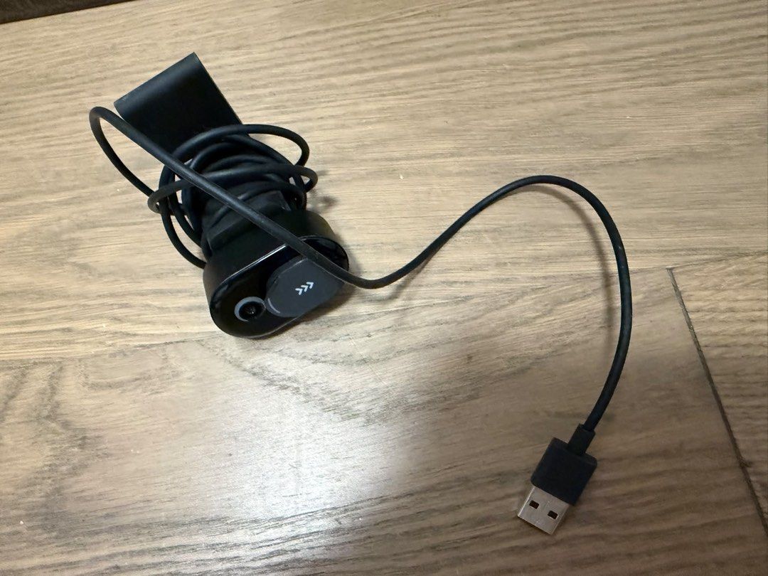 Web camera （分類：電腦線、轉接線及轉換器）位於 Hong Kong。 由 maldives17 提交（商品編號 1466608458，圖片 1）。簡介： Black electronic unit with an integrated mounting clip, control button marked with arrows, and an attached USB cable. Standard USB-A connector at the end. Compact housing shape.。