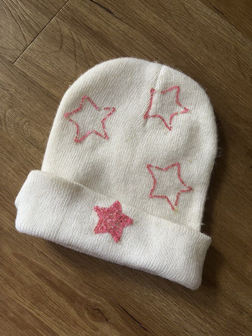 White Beanie Pink Stars (Category: Hats & Beanies) located in Quezon City. Submitted by pinkvanilla.milkshake (Listing ID 1466673207, Image 1). Description: 10 pesos na lang Unused.