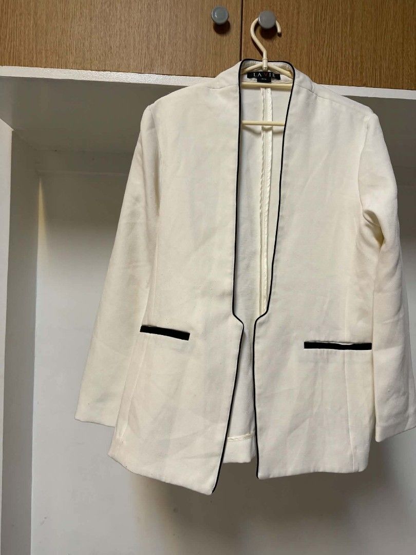 White Blazer (Category: Coats, Jackets and Outerwear) located in Manila. Submitted by atozstuff (Listing ID 1466625875, Image 1). Description: .
