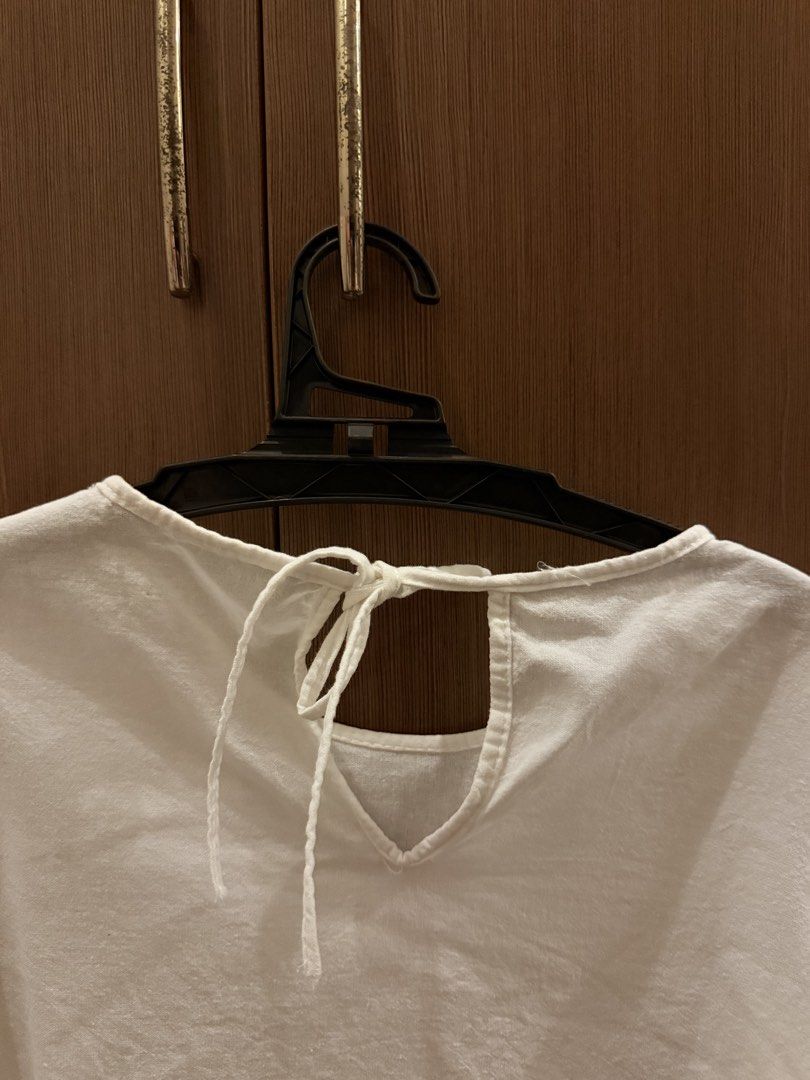 White Blouse with Puff Sleeves and Back Tie (Category: Blouses) located in Pasig City. Submitted by shop.gelss (Listing ID 1466770094, Image 2). Description: - Color: White - Material: Lightweight cotton, loose fit - Details: Puffed shoulders, elastic cuffs, and back cutout with neck tie closure - Styling: Easy to match with jeans or skirts - Condition: Brand new / Excellent.