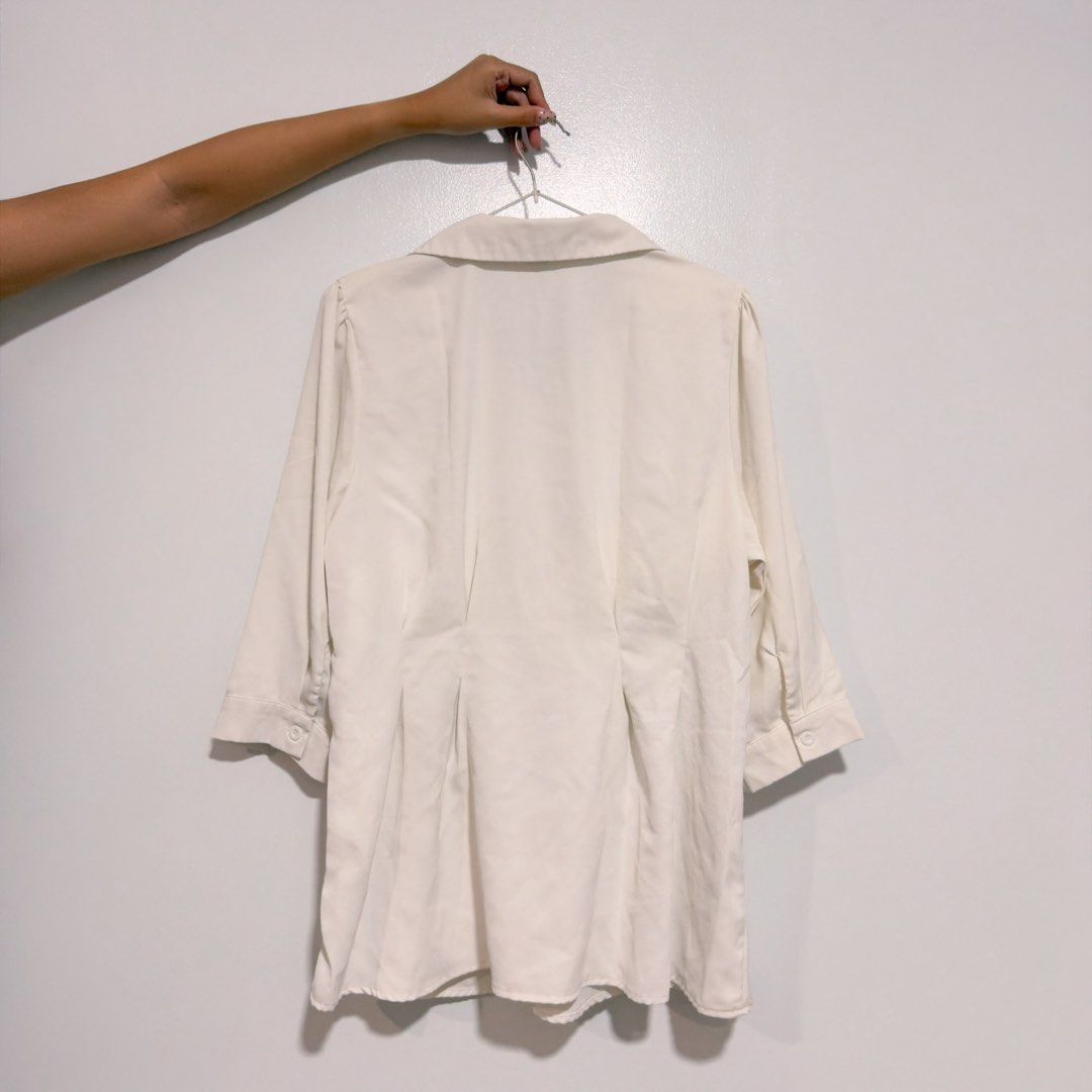 white button down top (Category: Blouses) located in Cebu City. Submitted by cuteoncue (Listing ID 1466769743, Image 3). Description: large-xxl.