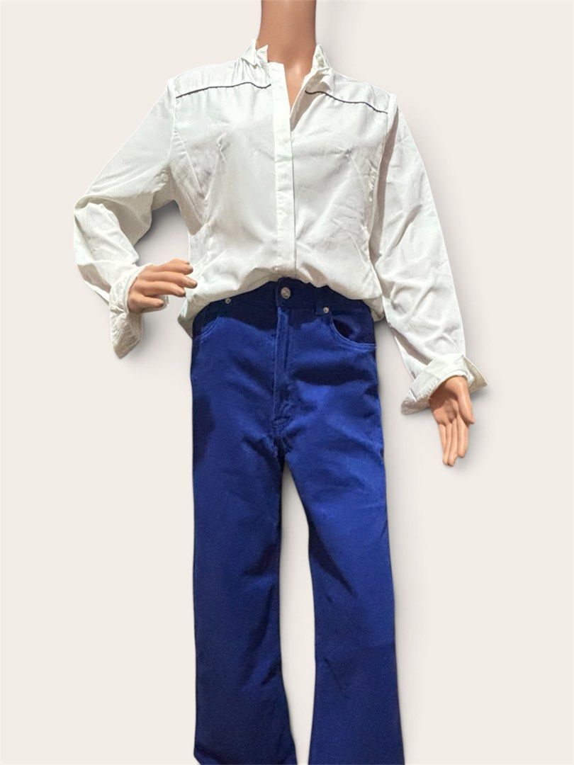 White Button-Up Long Sleeve (Category: Longsleeves) located in Pasig City. Submitted by burtonxxx (Listing ID 1466622235, Image 2). Description: 19x24 Code: soni.