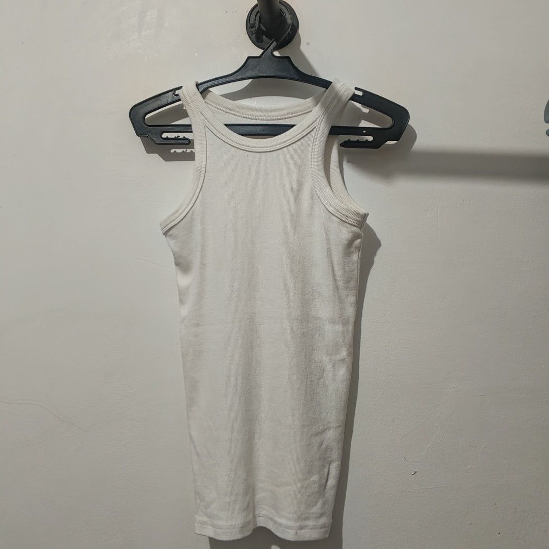 White knitted tank top (Category: Sleeveless) located in Capas. Submitted by yoharadeclutter (Listing ID 1466736486, Image 1). Description: .