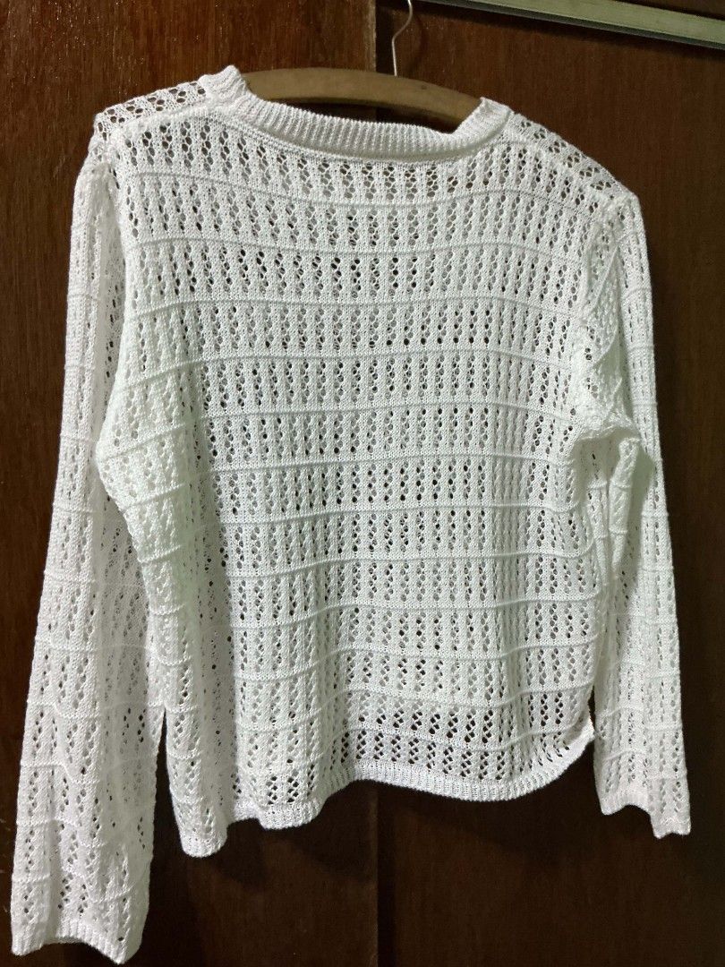 White longs sleeve, Cover up (Category: Coats, Jackets and Outerwear) located in Norzagaray. Submitted by silverdolphin_c072bf (Listing ID 1466639133, Image 2). Description: never been used can used as cover up can fit to small - medium.