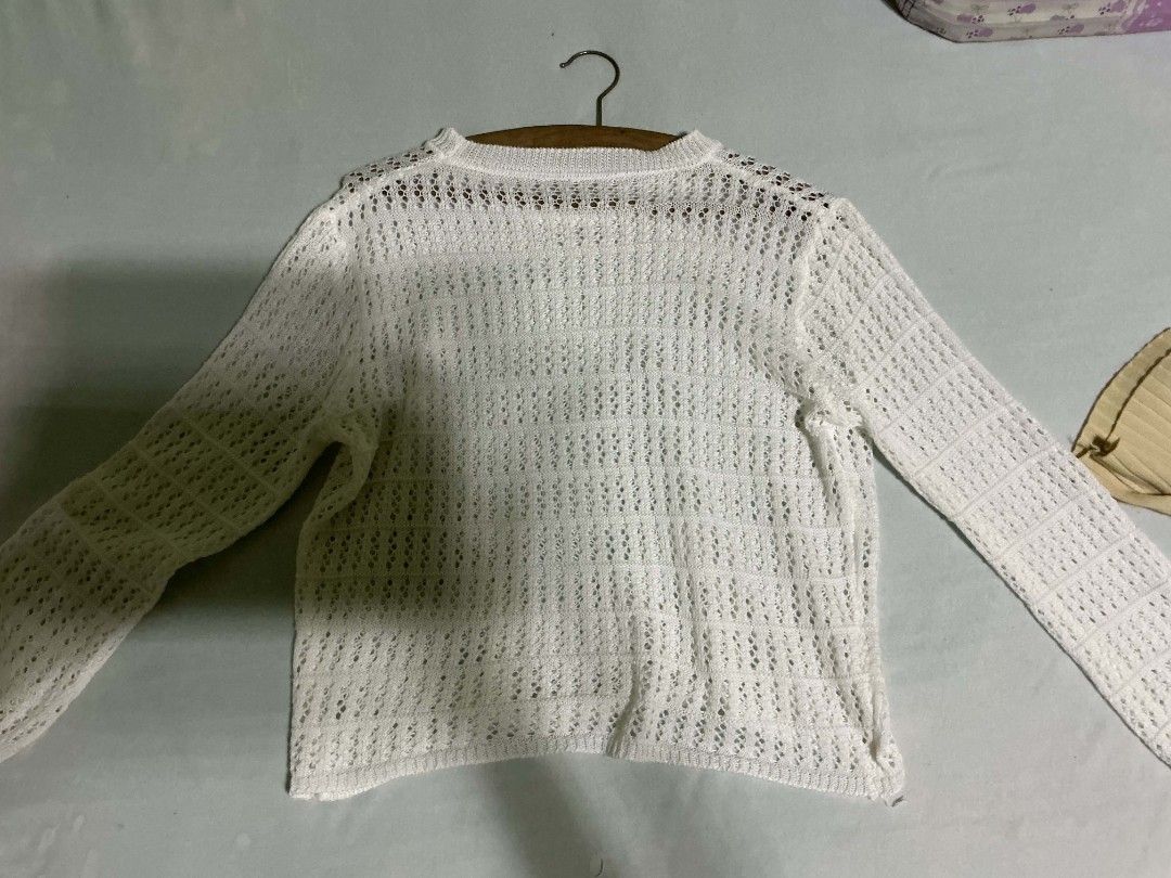 White longs sleeve, Cover up (Category: Coats, Jackets and Outerwear) located in Norzagaray. Submitted by silverdolphin_c072bf (Listing ID 1466639133, Image 1). Description: never been used can used as cover up can fit to small - medium.