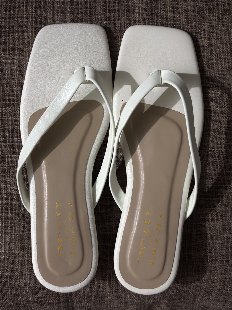 white sandals w 1 inch heels (Category: Sandals) located in Manila. Submitted by k4lis.closet (Listing ID 1466575787, Image 1). Description: NEVER BEEN USED reason for selling: hindi bagay sa paa ko .