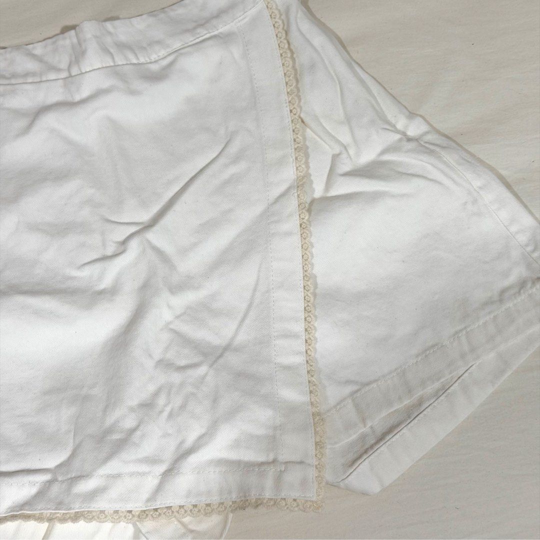 White Skorts With Lace Trim (Category: Shorts) located in Manila. Submitted by jeanettetaneca (Listing ID 1466661657, Image 2). Description: - RFS: Size is too big on me! My mom got this for me from her Japan Trip last year lol never used it but I just want this out haha - No when worn pic :) - Last price already :) NO HAGGLING PLS. .