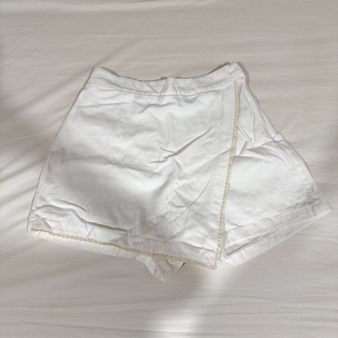 White Skorts With Lace Trim (Category: Shorts) located in Manila. Submitted by jeanettetaneca (Listing ID 1466661657, Image 1). Description: - RFS: Size is too big on me! My mom got this for me from her Japan Trip last year lol never used it but I just want this out haha - No when worn pic :) - Last price already :) NO HAGGLING PLS. .