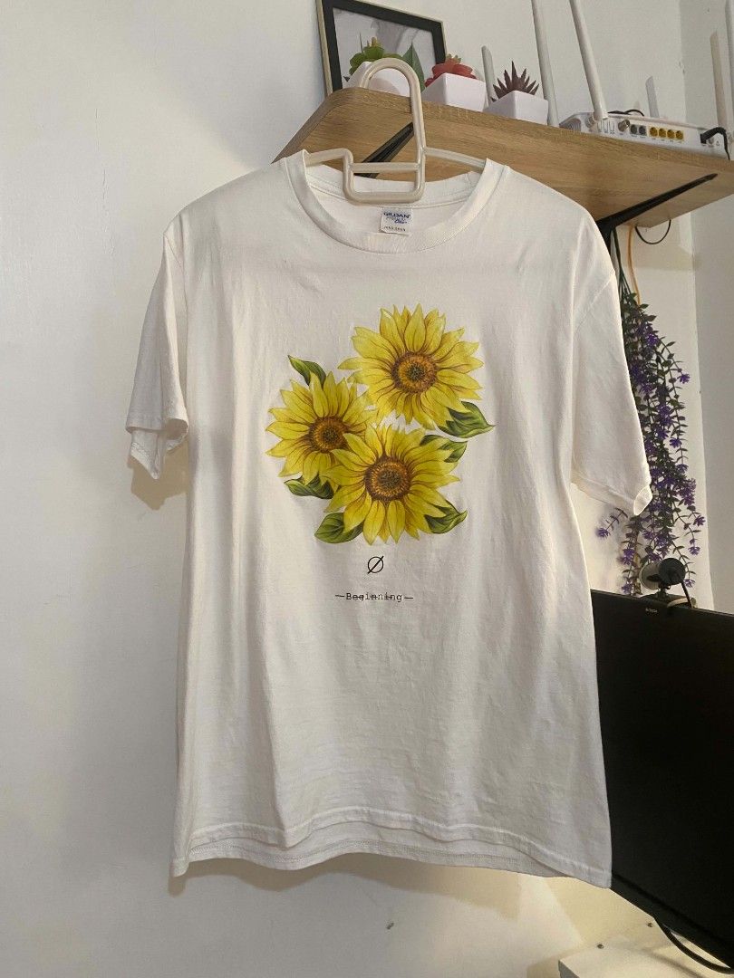 White tee with sunflower medium (Category: Shirts) located in Mabalacat. Submitted by fromdarchive (Listing ID 1466770653, Image 2). Description: ✨ Washed & Ready to Wear 💰 Firm Price 📸 Actual Item Posted 📦 Ready to Ship 📏 Size/Measurements Available Condition: Excellent Size: Medium 📩 Message me: Name: Address: Contact Number: Please make an offer only if you’re sure to purchase..