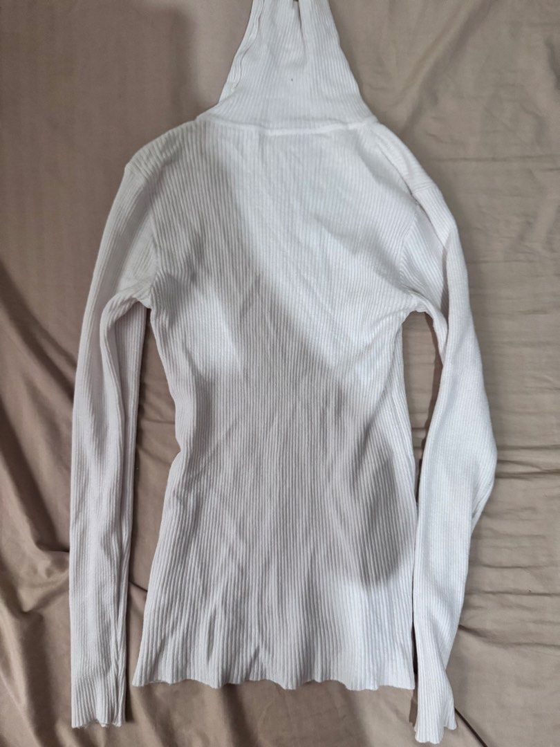 White Turtle Neck Top (Category: Blouses) located in Las Pinas. Submitted by raizelannn (Listing ID 1466711362, Image 1). Description: Turtle neck top Knitted White Size s-m.