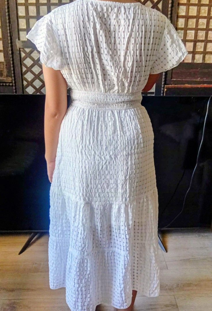 White V-Neck Wrap Top Dress (Category: Dresses) located in San Nicolas. Submitted by mar0316 (Listing ID 1466614261, Image 2). Description: mop---gcash/maya/bank transfer payment first before shipping 3 items & above ---free shipping shipping day--- thursday.