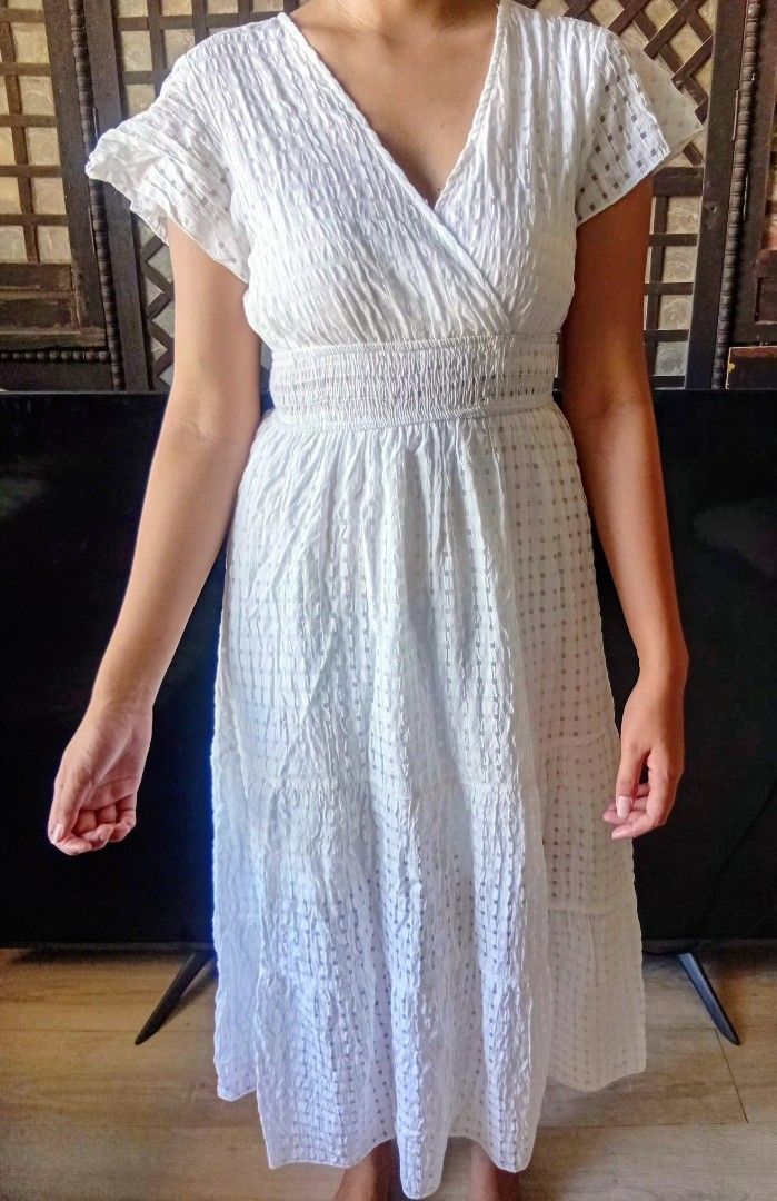 White V-Neck Wrap Top Dress (Category: Dresses) located in San Nicolas. Submitted by mar0316 (Listing ID 1466614261, Image 1). Description: mop---gcash/maya/bank transfer payment first before shipping 3 items & above ---free shipping shipping day--- thursday.
