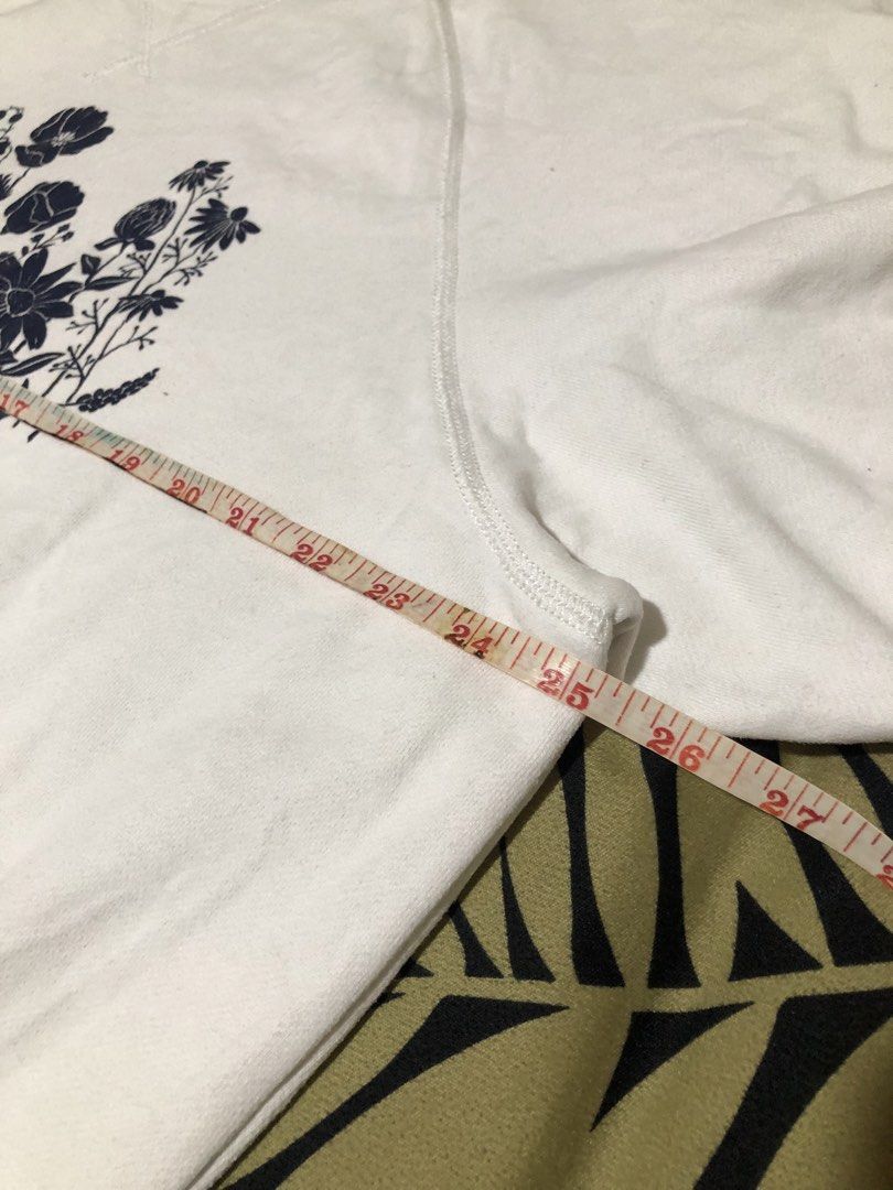 White Y2k floral front hit sweater (Category: Coats, Jackets and Outerwear) located in Cebu City. Submitted by thrifted_y2k (Listing ID 1466667354, Image 3). Description: 25 inches-chest 27 inches-length 📍 Color may vary due to Lighting 📍 Strictly no Return Policy 📍 Customer will handle the shipping fee 📍 Authenticity is not Guaranteed 📍 payment 1st policy Lastly please manage your expectation since the items are ukay/thrift/preloved. PARCEL