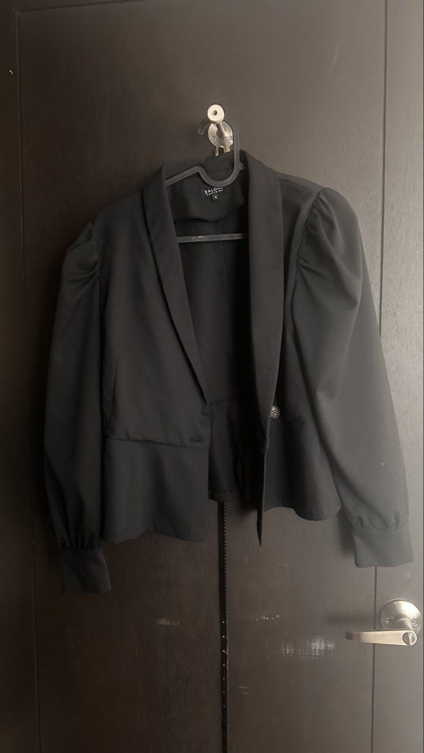 Women’s Blazer S (Category: Coats, Jackets and Outerwear) located in Quezon City. Submitted by earthbender24 (Listing ID 1466584510, Image 1). Description: Zalora Blazer Semi-puffy sleeves Accents waist Size small.