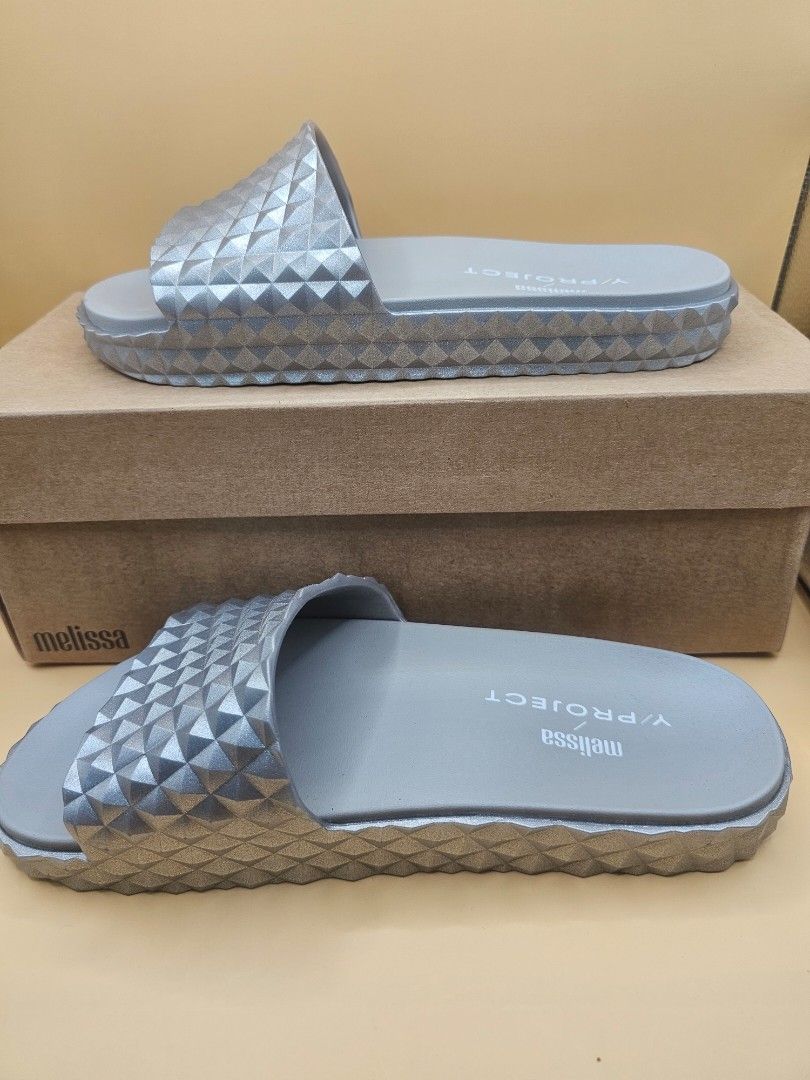 WOMENS SLIPPER (Category: Slippers and slides) located in Quezon City. Submitted by eshoppersmart (Listing ID 1466627016, Image 2). Description: US7 Original Price : 8,995 made in Brazil.