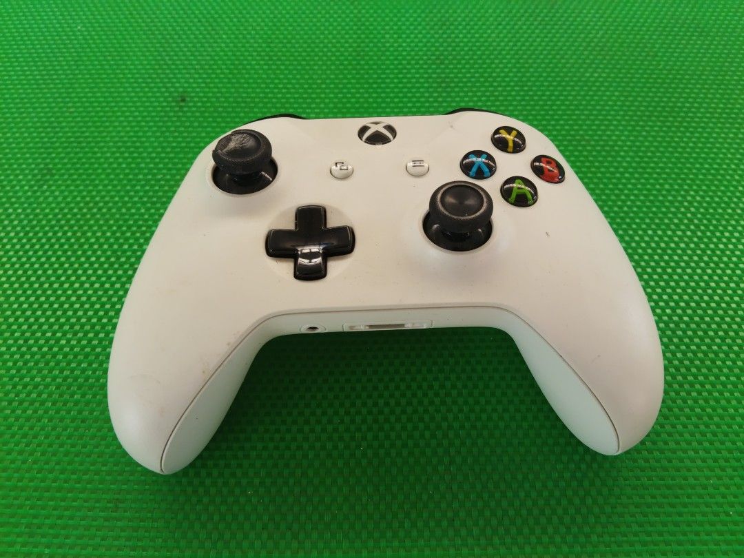 XBOX ONE WIRELESS CONTROLLER (Category: Controllers) located in Kota Bharu. Submitted by dkvvstore (Listing ID 1466588790, Image 1). Description: .