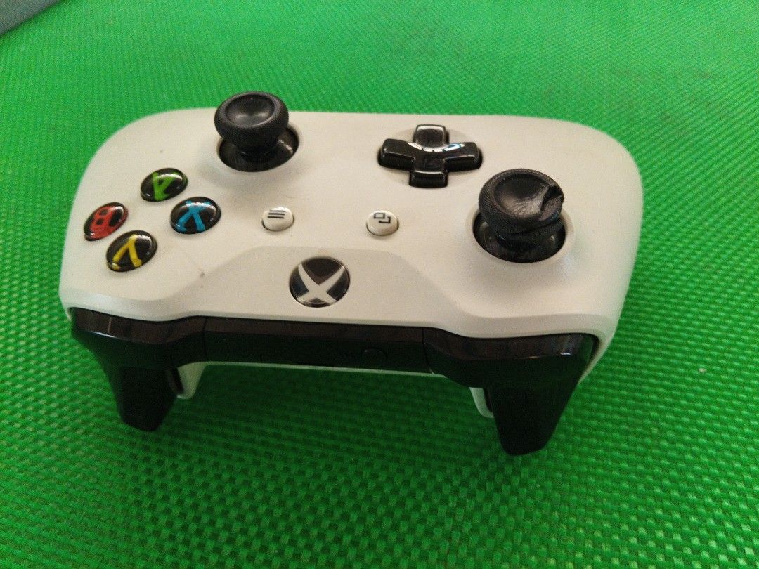 XBOX ONE WIRELESS CONTROLLER (Category: Controllers) located in Kota Bharu. Submitted by dkvvstore (Listing ID 1466588790, Image 3). Description: .