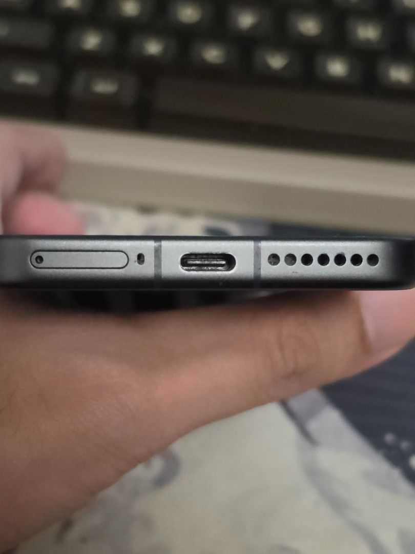Xiaomi 15 (Category: Xiaomi) located in Makati City. Submitted by preetos (Listing ID 1466756238, Image 3). Description: Xiaomi 15, Global ROM Open line Battery Health - 96% 12GB RAM/512GB Storage 6.36" LTPO AMOLED, 68B colors, 1920Hz PWM, 120Hz, Dolby Vision, HDR10+, 3200 nits (peak) 50 MP, f/1.6, 23mm (wide), 1/1.31", 1.2µm, dual pixel PDAF, OIS 50 MP, f/2.0, 60mm (telephoto), 1/2.76", 0.64µm, PDAF (10cm - ∞), OIS, 2.6x optical zoom 50 MP, f/2.
