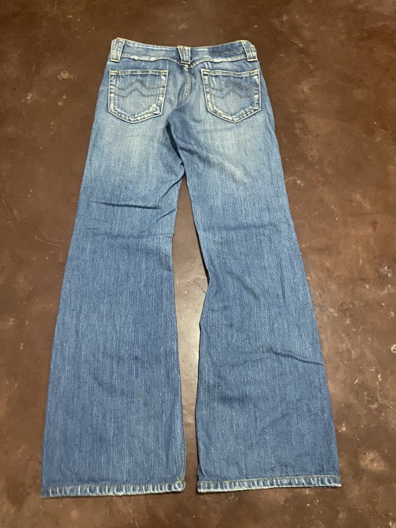 Y2k Blue Blue~Wash Flare (Category: Jeans) located in Malita. Submitted by ronnyboi (Listing ID 1466568889, Image 1). Description: W:28 L:37 T:10H:9 Mine:300.