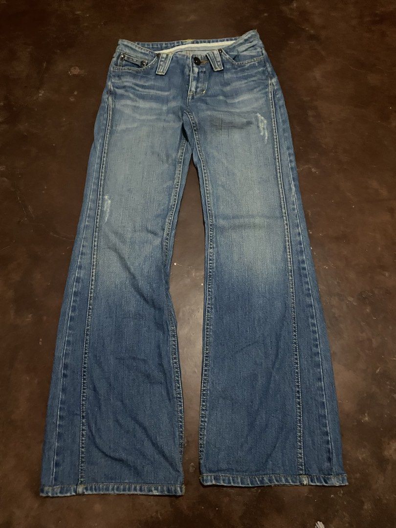Y2k Blue Blue~Wash Flare (Category: Jeans) located in Malita. Submitted by ronnyboi (Listing ID 1466568889, Image 3). Description: W:28 L:37 T:10H:9 Mine:300.