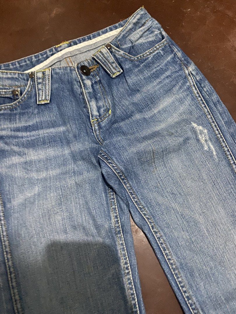 Y2k Blue Blue~Wash Flare (Category: Jeans) located in Malita. Submitted by ronnyboi (Listing ID 1466568889, Image 2). Description: W:28 L:37 T:10H:9 Mine:300.